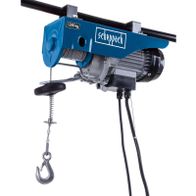 Elektrischer Seilzug HRS300 von Scheppach mit 250 kg Tragfähigkeit. Gezeigt von der Seite mit Bedienungselementen und Haken. Ideal für Hebeanwendungen im DIY-Bereich.