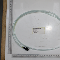 Wasserschlauch mit Verbinder, von oben fotografiert, mit Maßstab im Hintergrund.