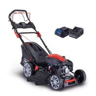 Hybrid-Start-Benzin-Rasenmäher PML56-225ES von Scheppach. 56 cm Schnittbreite, Elektrostart und Radantrieb, 6 PS, bis zu 2200m². Gezeigt von der Seite mit Batteriepacks im Hintergrund.