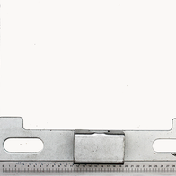 Metall-Wippe mit zwei Löchern und zentralem Schlitz, von der Seite betrachtet.