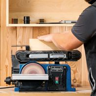 Der Scheppach Band- und Tellerschleifer BTS900 mit 370W Leistung. Inklusive 6-teiligem Zubehör. Ø150mm Schleifteller. 230-240V, 50Hz. Ideal für präzises Schleifen.