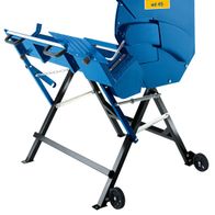 Wippsäge WD45 von Scheppach, seitliche Ansicht. Das Gerät steht auf einem Ständer mit Rädern.