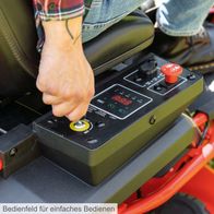 Einfaches Bedienfeld mit digitaler Anzeige, Batteriestatus und verschiedenen Steuerfunktionen für den Akku-Aufsitzrasenmäher MR-760E von Scheppach.