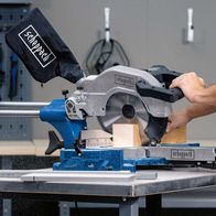 Die Kappzugsäge HM110MP von Scheppach mit 254mm Schneidhöhe von 90mm. Geeignet für Holz, Alu, Stahl, Kunststoff und Kupfer. Die Säge verfügt über eine präzise Führung und einen robusten Aufbau.