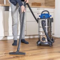 Der Scheppach Elektro Nass-/Trockensauger VC30v2 mit 1200W Leistung, 2m Schlauchlänge, 3m Anschlusskabel und 30L Fassungsvermögen bietet eine Saugleistung von 20kPa für effektive Reinigung.