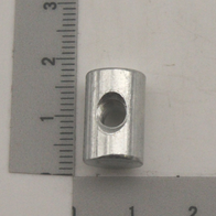 Ein Gewindebolzen mit metrischem Gewinde, von vorne fotografiert. Die Länge beträgt 1,5 Zentimeter.