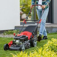 Der Benzin Rasenmäher MP150-46 von Scheppach hat eine Schnittbreite von 46 cm, einen 3.5PS Motor und eine 7-stufige Höhenverstellung. Inklusive Motoröl und 55L Box.