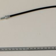 Gaszug mit Messskala im Hintergrund. Der Gaszug ist von links nach rechts ausgerichtet.