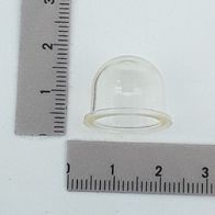 Primerpumpe für Vergaser, Ansicht von der Seite. Die Pumpe ist etwa 2,5 Zentimeter hoch.