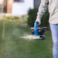 Der Akku-Handstreuer C-GSP800-X von Scheppach hat eine Streubreite von 5 Metern und ein Fassungsvermögen von 3,5 Litern. Die Flächenleistung beträgt 800 Quadratmeter.