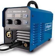 Scheppach Schweißgerät WSE5000-Multi mit Zubehör: Schweißbrenner, Elektrodenhalter, Elektroden und Drahtrolle. Gerät von vorne gezeigt.