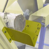 Wippenverlängerung KW7/KWZ 7 von Scheppach. Ein Holzstamm wird in die Maschine eingespannt.