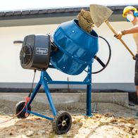 Der Scheppach Betonmischer MIX180 mit 180L Fassungsvermögen, 800W Motorleistung und 230V 50Hz. Geeignet für den professionellen Einsatz. Ausgestattet mit robusten Rädern und praktischem Schaufelhalter. Ideal für Mischarbeiten auf Baustellen.