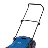 Kehrmaschine S800 Scheppach, seitliche Ansicht, mit schwarzem Griff und blauem Gehäuse, 650mm Kehrbreite, 20L Fangkorb.