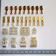 Verbindungsset kpl. mit verschiedenen goldenen und weißen Steckverbindern, neben einem Lineal zur Größenveranschaulichung.