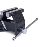 Schraubstock ASV100 von Scheppach, schwarz. Gezeigt von der Seite mit geöffneten Backen und herausgezogenem Spannbolzen.