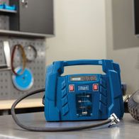 Portabler Luftkompressor mit integriertem Zubehörset für KFZ-Reparaturen, inkl. Reifenventil und Werkzeug