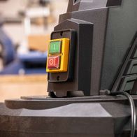 Der Scheppach Absauganlage DC500 verfügt über einen Ein-/Ausschalter mit grünem und rotem Licht. Der Schalter ist gelb und befindet sich an der Seite des Geräts.