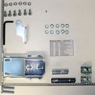 Ein Satz von Werkzeugen und Schrauben, darunter eine Metallplatte, Winkel, Schrauben und Muttern. Die Teile sind auf einem Lineal mit Millimeter- und Zollskala ausgelegt.