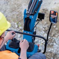 Der Mini-Bagger MB850 von Scheppach verfügt über eine ergonomische Steuerung mit Joystick und Pedalen für präzise Bedienung. Der Bagger hat einen Rückspiegel für bessere Sicht während des Betriebs.