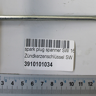 Zündkerzenschlüssel SW16 von Scheppach, Artikelnummer 3910101034. Das Werkzeug wird von links gezeigt.