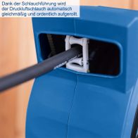 Dank der Schlauchführung wird der Druckluftschlauch automatisch gleichmäßig und ordentlich aufgerollt.