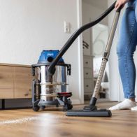 Scheppach Akku-Nass-/Trockensauger mit Akku, Rollenunterbau und Saugschlauch in Einsatz