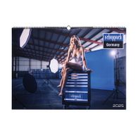 Jahreskalender 2025 Scheppach, Frau sitzt auf Werkzeugwagen, Industriehalle im Hintergrund.