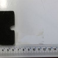 Luftfiltereinsatz mit einer Aussparung, von oben fotografiert. Die Länge beträgt 12 cm und die Breite 7 cm.