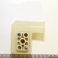 Vergaserplatte von Scheppach, Ansicht von oben, mit Messskala zum Größenvergleich.