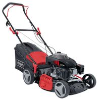 Rasenmäher MP141-46 von Scheppach, seitliche Ansicht. 141cc Motor, schwarzes Gehäuse mit rotem Akzent, großer Grasfangkorb.