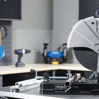 Metall-Trennschneider von Scheppach mit offener Scheibe und Arbeitsbett