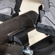 Metallbandsäge MBS1200xt Scheppach, Detailansicht des Sägetischs mit Führungsschiene. Die Säge ist von der Seite gezeigt.