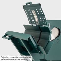 Patentierter Schutzdeckel ermöglicht sicheres und komfortables Arbeiten. Die Wippsäge wox d700 von Scheppach Forrest bietet maximale Sicherheit und Benutzerfreundlichkeit durch ihren Schutzdeckel.