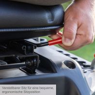 Verstellbarer Sitz für eine bequeme, ergonomische Sitzposition. Der Sitz des Benzin-Aufsitzrasenmähers MR225-61 Scheppach ist anpassbar, um Komfort und Ergonomie zu gewährleisten.