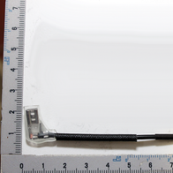 Ein Kabel mit einem Flachstecker und einer Ringöse, gemessen an einem Lineal von 75 mm Länge. Das Kabel liegt auf einem Lineal und wird von links nach rechts gezeigt.