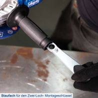 Staufach für den Zwei-Loch-Montageschlüssel. Praktische Aufbewahrungsmöglichkeit für Werkzeuge.