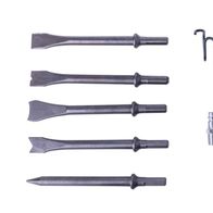 Scheppach Zubehör-Set Drucklufthammer mit fünf verschiedenen Meißeln, einer Feder, einer Düse und einer Flasche. Der Hammer ist von der Seite zu sehen.