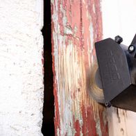 Scheppach-Messingdrahtbürste MRS1300 ohne Passfederaufnahme im Einsatz an einer Wand.