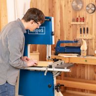 Person arbeitet an einer Bandsäge von Scheppach in einem Werkstattumfeld