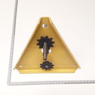 Verstellplatte von Scheppach, Ansicht von vorne. Die Platte ist gelb und hat zwei schwarze Zahnräder mit einer Achse in der Mitte.