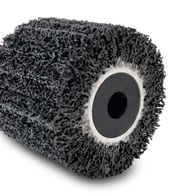 Siliziumkarbidbürste von Scheppach, gezeigt von der Seite. Die Bürste hat eine raue, faserige Oberfläche und eine zentrale Öffnung für die Befestigung.