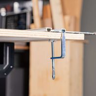 Die Tauchsäge PL55 von Scheppach verfügt über eine Führungsschiene und ein Sägeblatt mit 160 mm Durchmesser. Sie ist mit zwei 700 mm langen Führungsschienen ausgestattet.