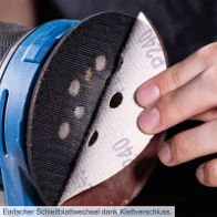 Einfacher Schleifblattwechsel dank Klettverschluss. Die Schleifscheibe wird einfach auf die Schleifplatte gedrückt und ist sofort einsatzbereit.