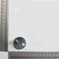 Metallplatte mit Loch und Gewinde, neben einer Messskala. Die Platte ist von der Seite zu sehen.