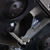 Metallbandsäge MBS1200xt Scheppach, Nahaufnahme des Sägeblatts. Die Sägeblat ist leicht gebogen und hat mehrere Schrauben. Die Sägeblat ist aus Metall. Die Sägeblat ist leicht gebogen und hat mehrere Schrauben. Die Sägeblat ist aus Metall.