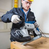 Scheppach-Bandsäge (MBS1100) im Einsatz mit Arbeitsplatte und Sicherheitsausrüstung