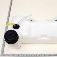 Benzintank mit 2-Punkt-Befestigung, Ansicht von oben, mit Messskala im Hintergrund.