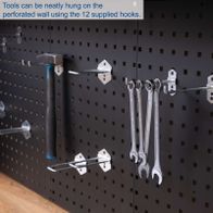 Werkzeugwand mit 12 Haken zum Aufhängen von Werkzeugen. Teil des Werkstatt-Komplett-Set GWS08 von Scheppach.