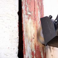 Scheppach-Messingdrahtbürste mit rotem Werkzeuggriff, Detailansicht beim Einsatz